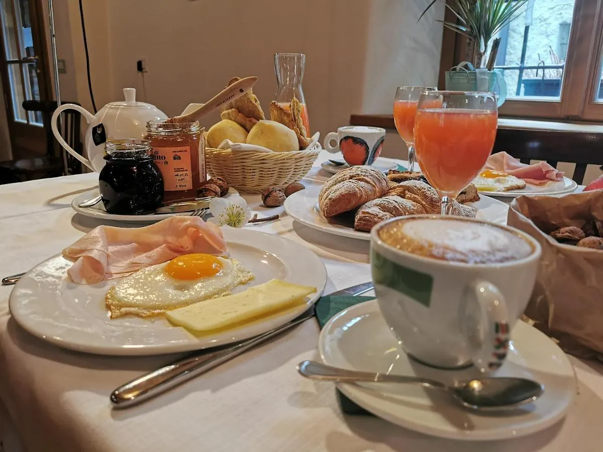 Nocleg ze śniadaniem Alla Torre Del Barbarossa B&B Foresteria Mandello del Lario Włochy